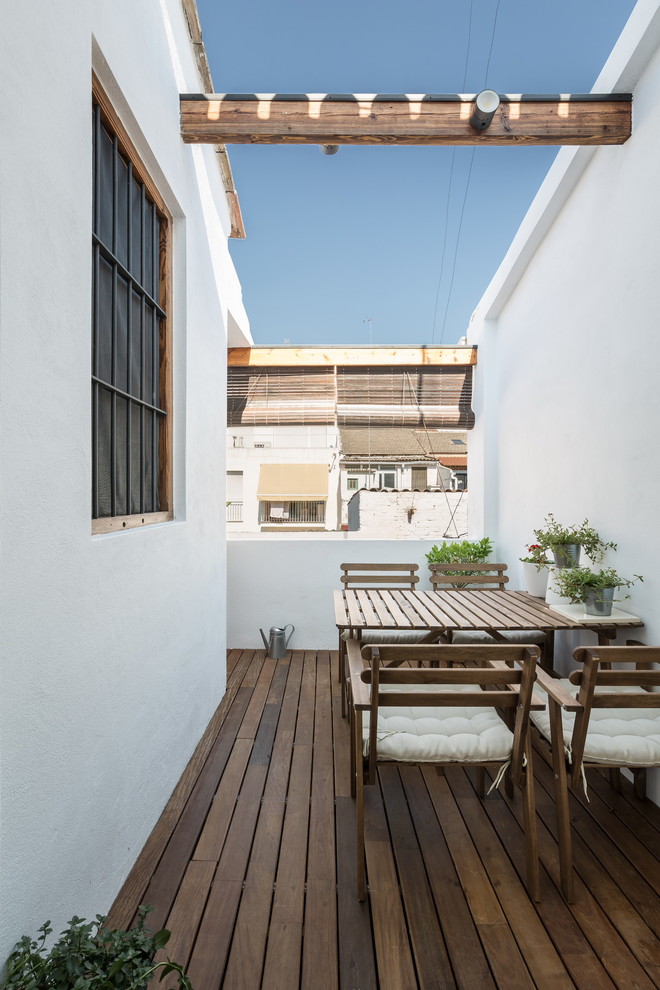 Immagine di un piccolo balcone mediterraneo con nessuna copertura