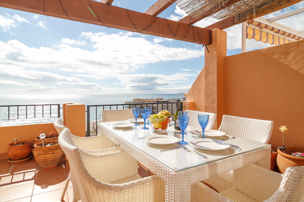 Cette photo montre un balcon méditerranéen avec une pergola.