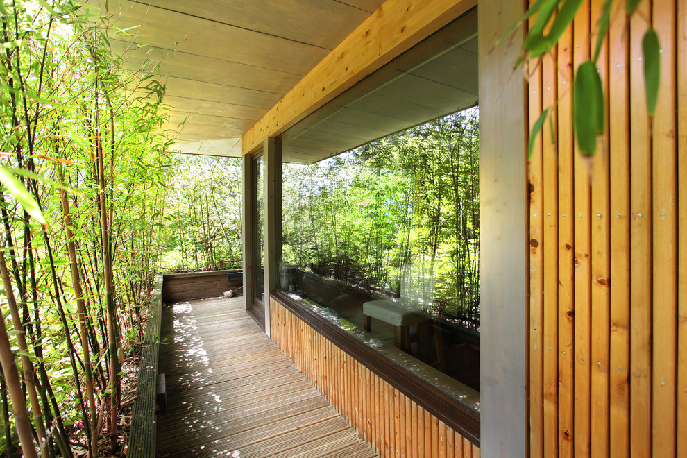 Свежая идея для дизайна: маленький балкон и лоджия в восточном стиле с растениями в контейнерах, навесом и деревянными перилами для на участке и в саду - отличное фото интерьера