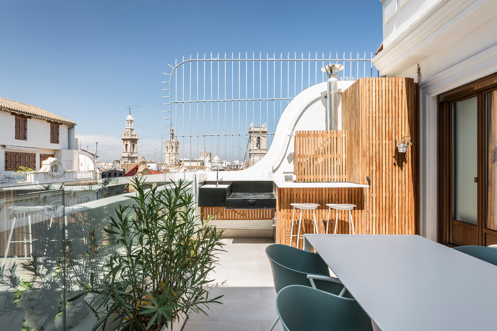 Свежая идея для дизайна: балкон и лоджия среднего размера в средиземноморском стиле с стеклянными перилами без защиты от солнца - отличное фото интерьера