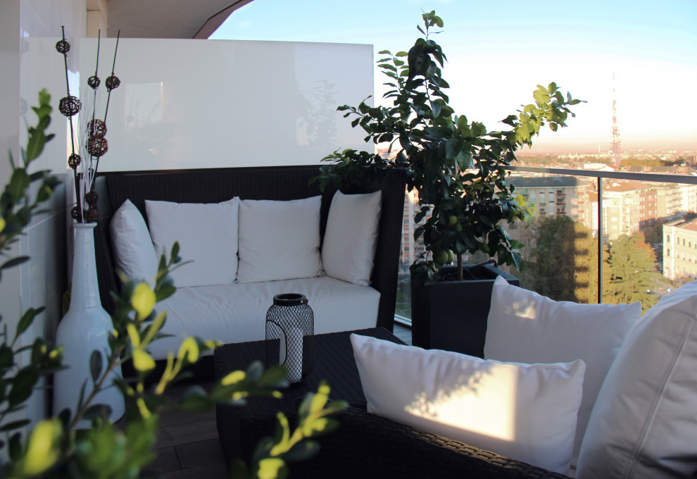 Exemple d'un grand balcon tendance d'appartement avec un garde-corps en matériaux mixtes.