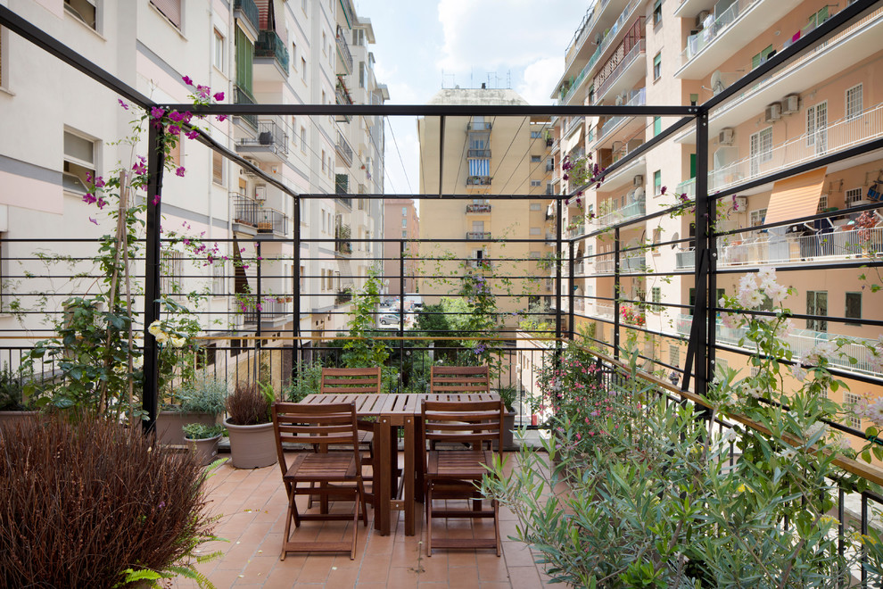Свежая идея для дизайна: балкон и лоджия в средиземноморском стиле с забором - отличное фото интерьера