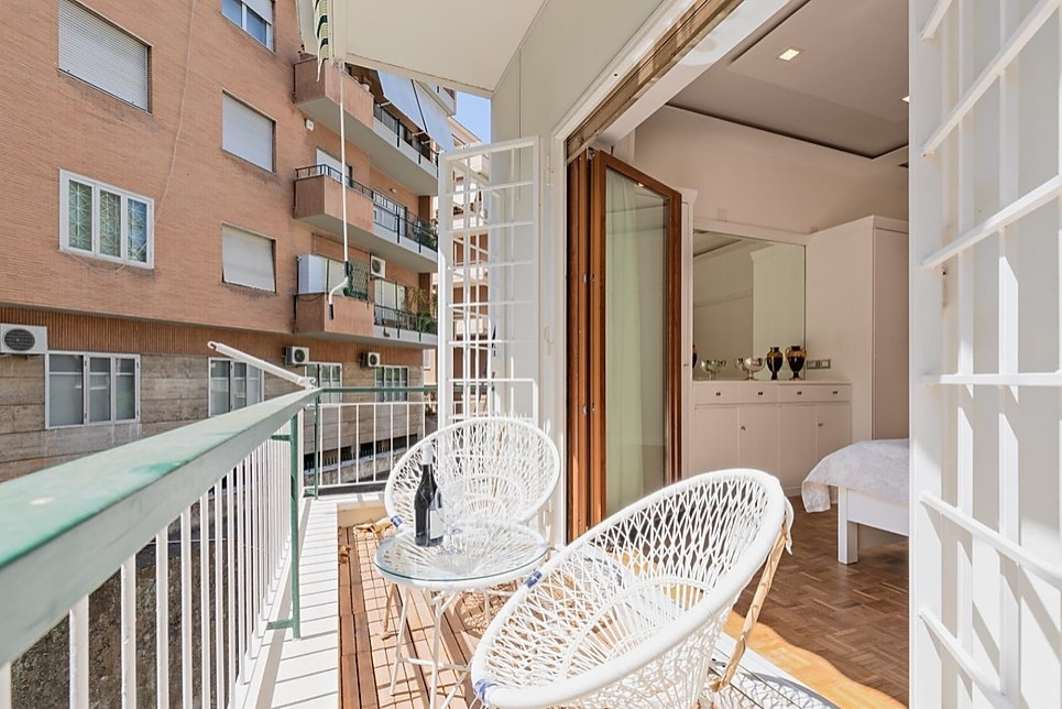 Mittelgroßer, Überdachter Moderner Balkon mit Wohnung und Stahlgeländer in Rom
