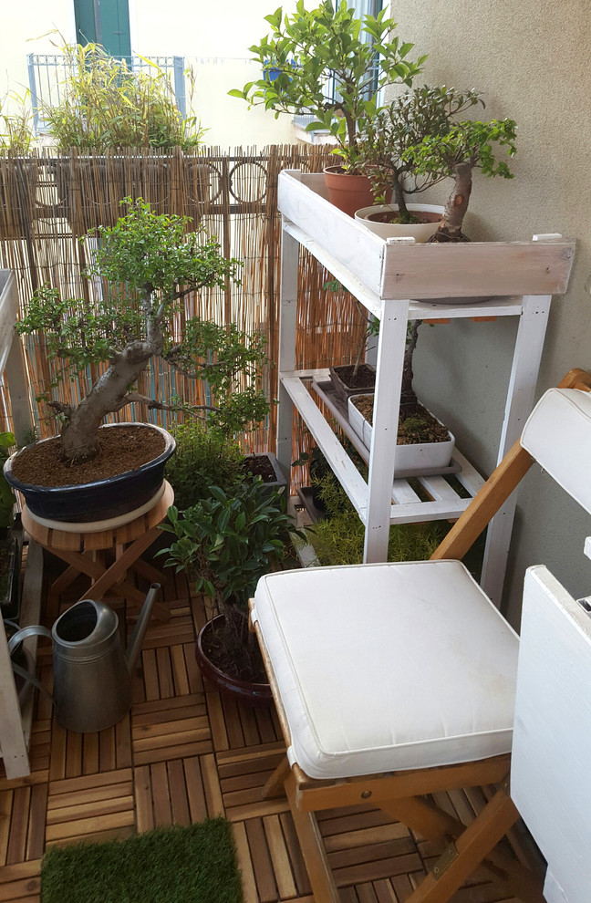 Стильный дизайн: маленький балкон и лоджия в стиле модернизм с козырьком для на участке и в саду - последний тренд
