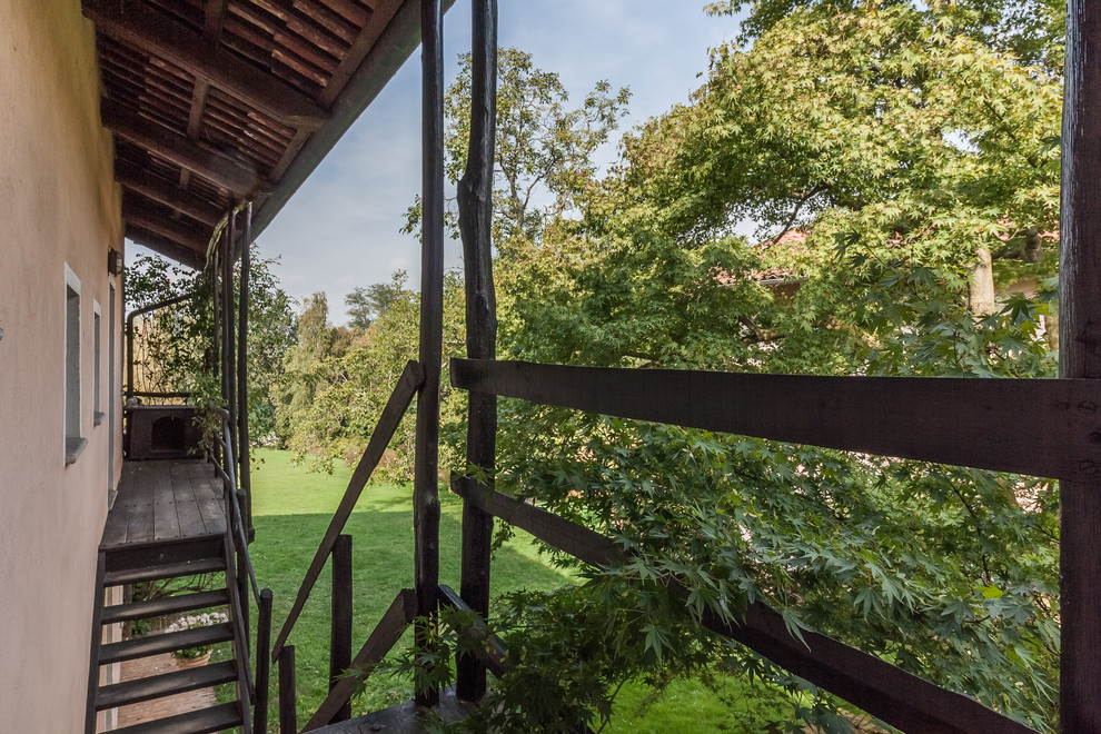 Immagine di un balcone country con parapetto in legno