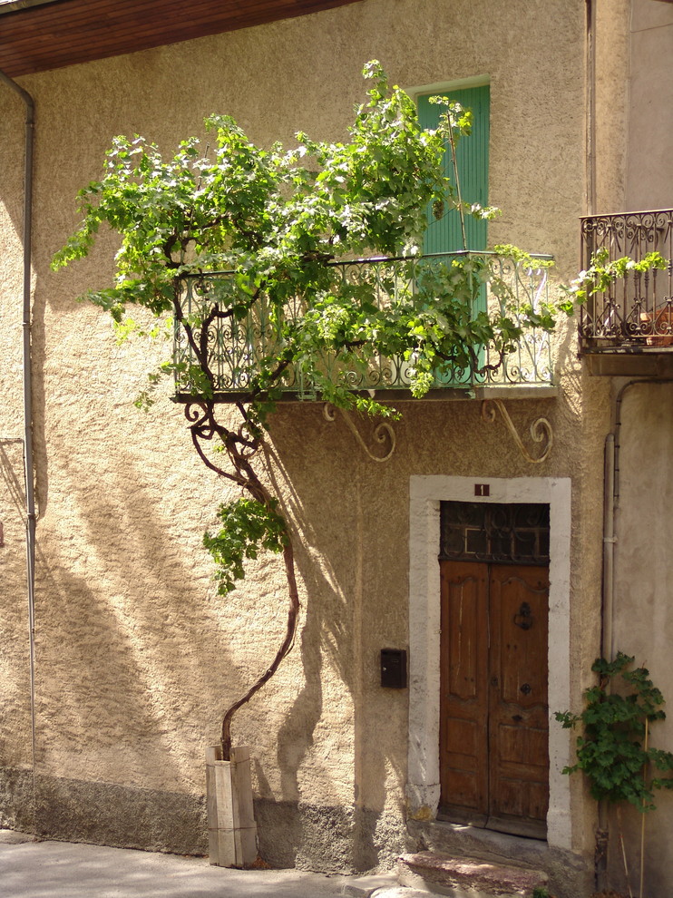 Cette photo montre un balcon méditerranéen avec une extension de toiture.