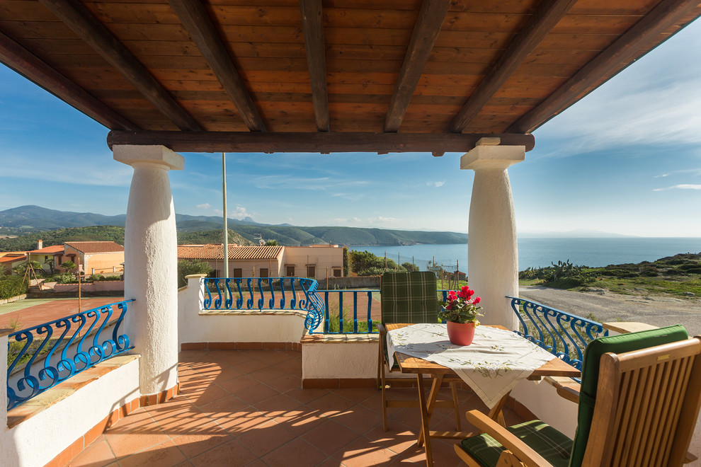 Cette photo montre un toit terrasse méditerranéen de taille moyenne avec une pergola.