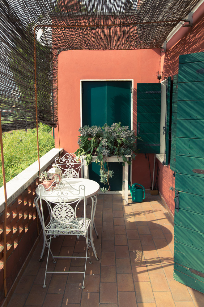Inspiration pour un petit balcon méditerranéen avec une pergola.