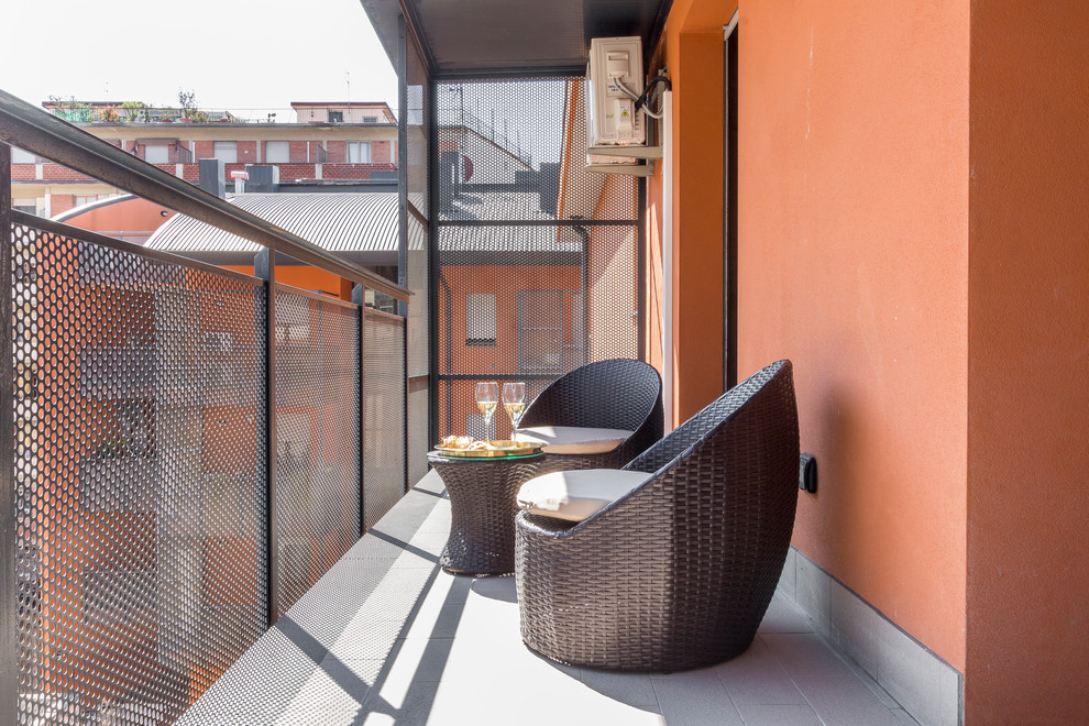 Idées déco pour un balcon contemporain avec une extension de toiture et un garde-corps en métal.