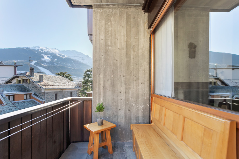 Свежая идея для дизайна: маленький балкон и лоджия в стиле кантри с деревянными перилами и перегородкой для приватности для на участке и в саду - отличное фото интерьера