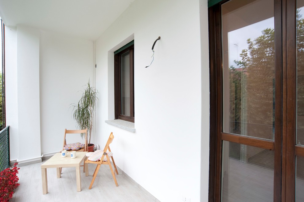 На фото: маленький балкон и лоджия в современном стиле для на участке и в саду с