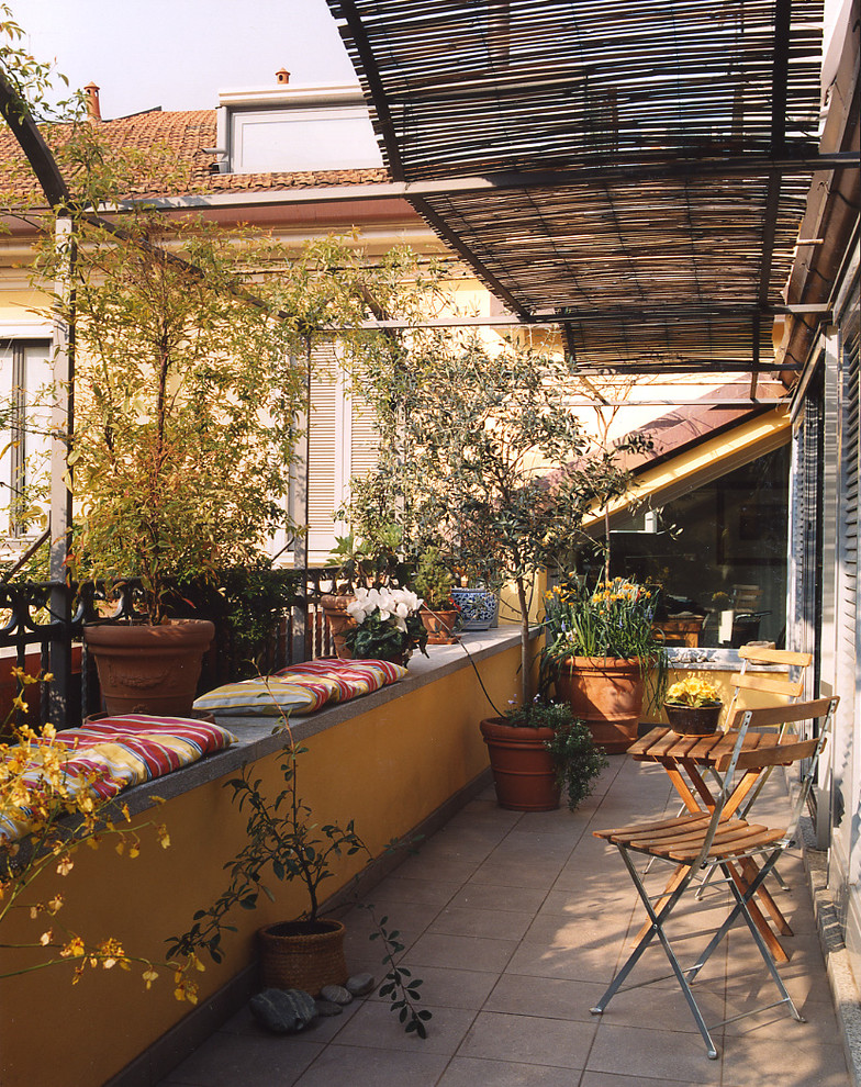 Imagen de balcones campestre pequeño con jardín de macetas y toldo