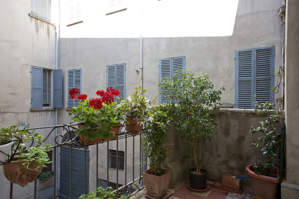 Réalisation d'un balcon bohème de taille moyenne avec des plantes en pot, aucune couverture et un garde-corps en métal.