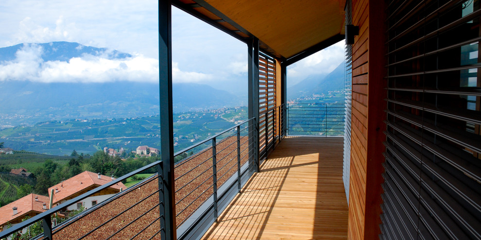 Exemple d'un balcon montagne de taille moyenne avec une extension de toiture.