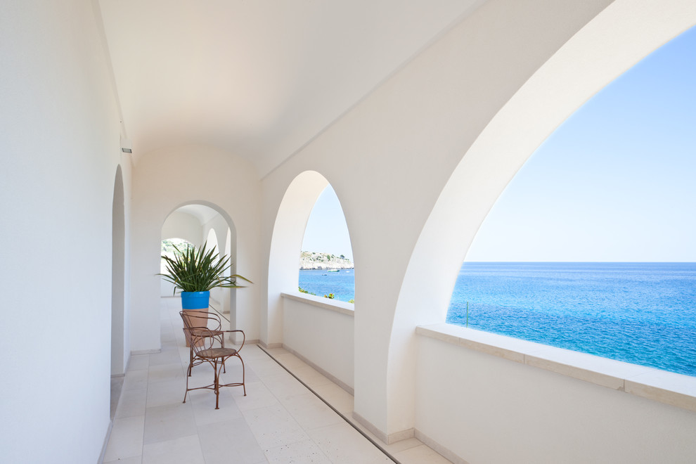 Idée de décoration pour un balcon méditerranéen de taille moyenne avec une extension de toiture.