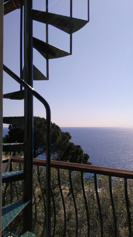 Стильный дизайн: балкон и лоджия среднего размера в средиземноморском стиле с деревянными перилами - последний тренд