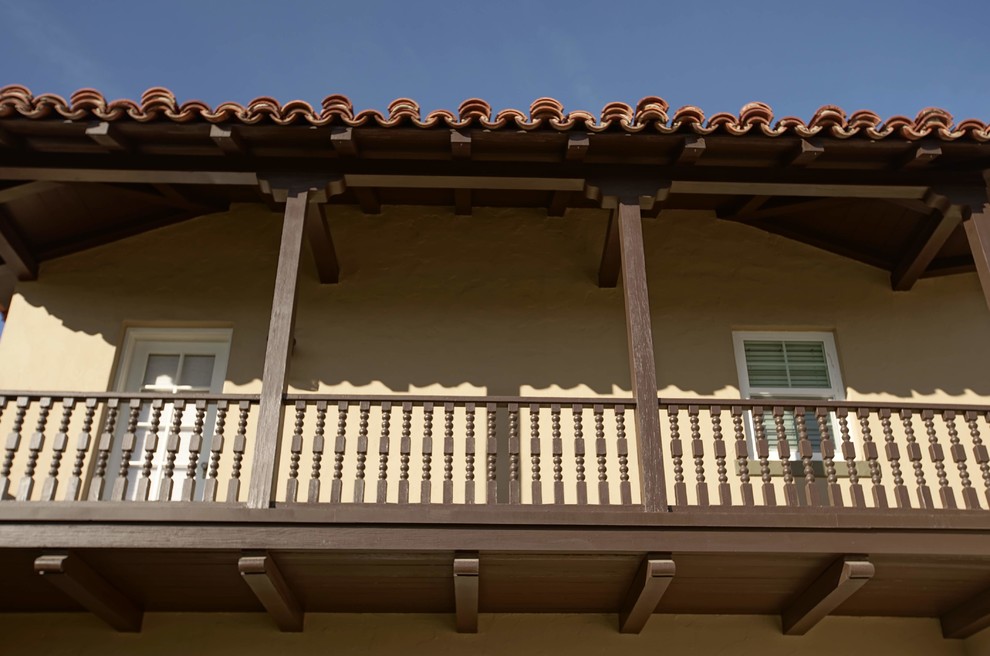 Ejemplo de balcones clásico de tamaño medio en anexo de casas con barandilla de madera