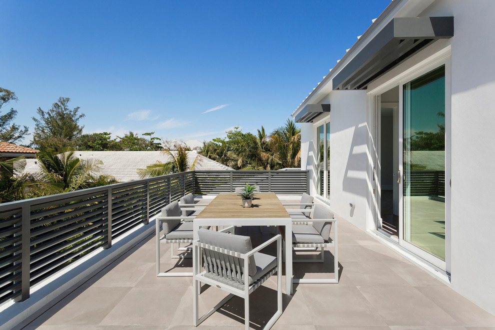 Стильный дизайн: балкон и лоджия среднего размера в стиле модернизм с металлическими перилами без защиты от солнца - последний тренд