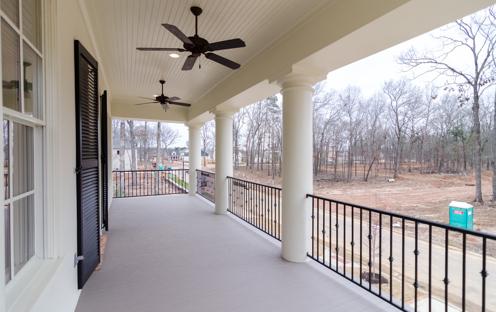 Стильный дизайн: балкон и лоджия в классическом стиле с навесом - последний тренд
