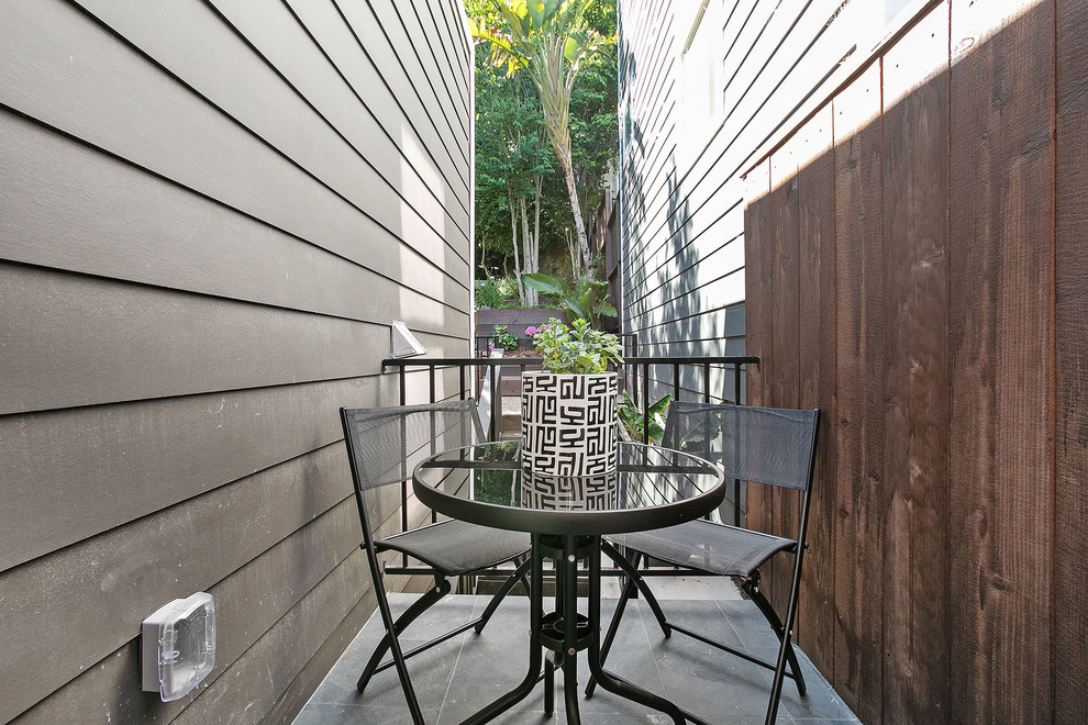 На фото: маленький балкон и лоджия в современном стиле с металлическими перилами для на участке и в саду с