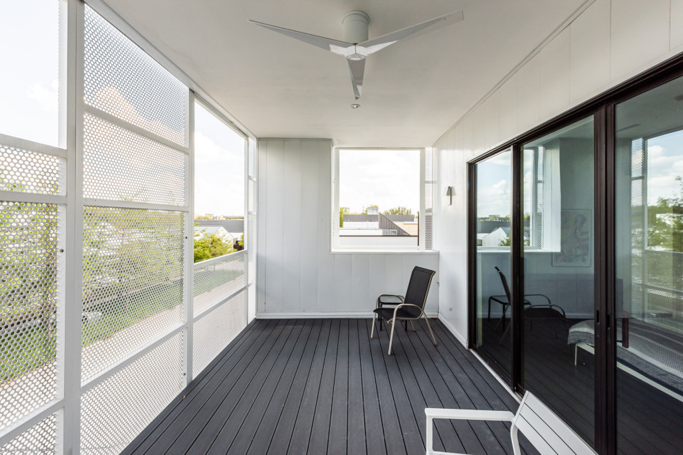 Inspiration för mellanstora moderna balkonger insynsskydd, med takförlängning och räcke i metall