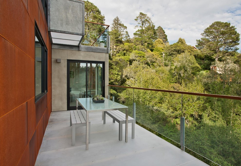 Свежая идея для дизайна: балкон и лоджия в современном стиле без защиты от солнца - отличное фото интерьера
