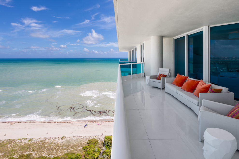 This is an example of a contemporary balcony in Miami.
