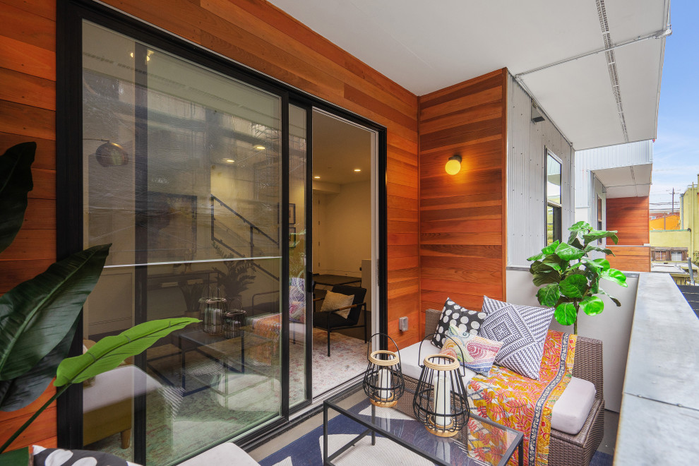 На фото: балкон и лоджия в современном стиле с навесом и металлическими перилами в квартире