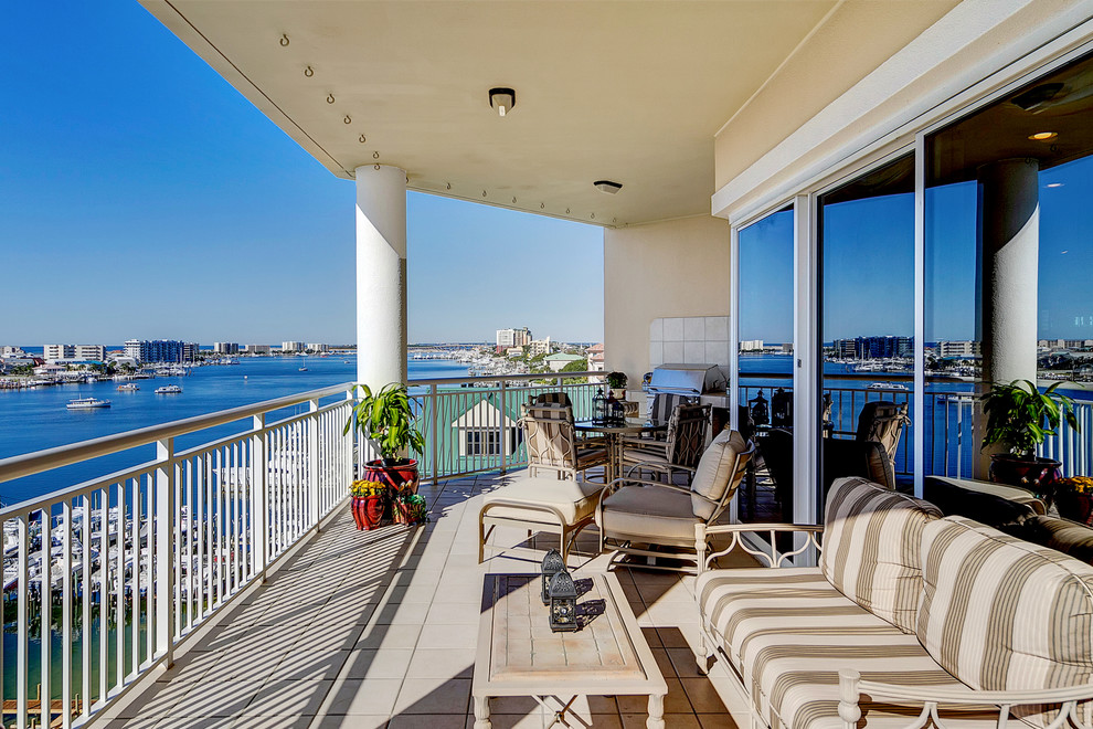 Exemple d'un balcon bord de mer de taille moyenne avec une extension de toiture.