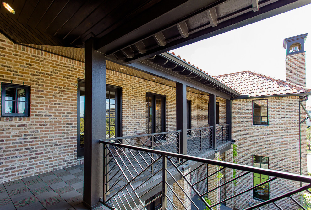 Idée de décoration pour un balcon design de taille moyenne avec une extension de toiture.