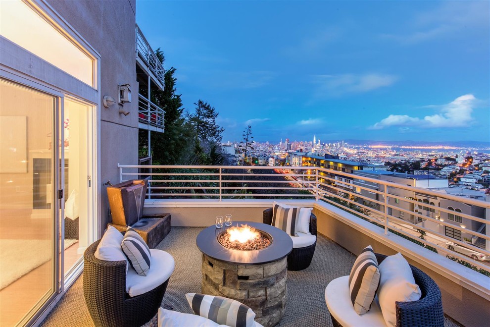Unbedeckter Moderner Balkon mit Feuerstelle und Stahlgeländer in San Francisco