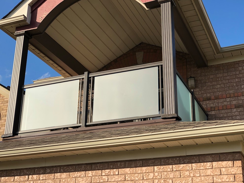 Источник вдохновения для домашнего уюта: балкон и лоджия в современном стиле с стеклянными перилами