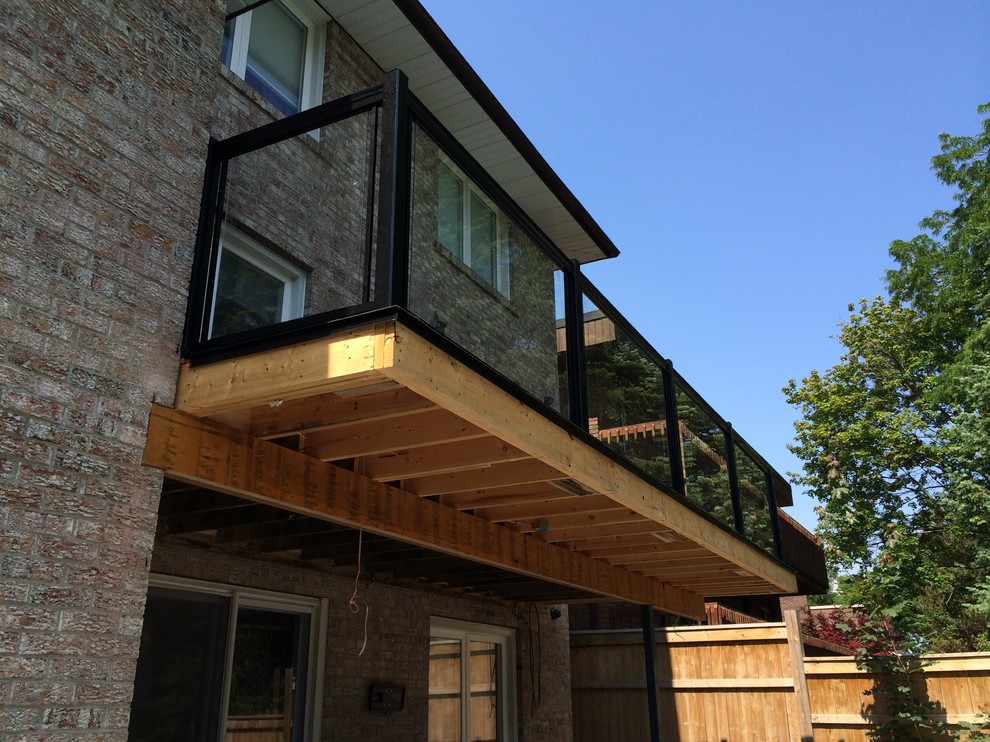 Источник вдохновения для домашнего уюта: балкон и лоджия в современном стиле с стеклянными перилами