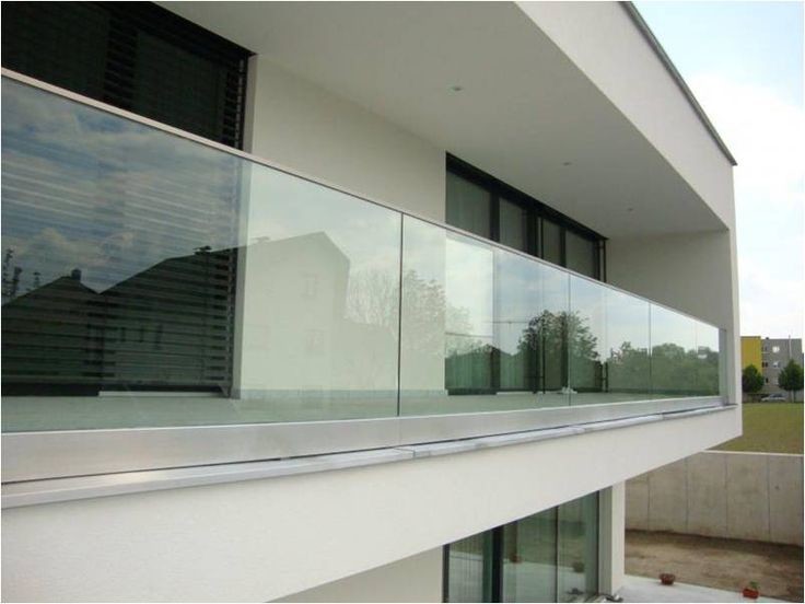 Foto di un balcone minimalista di medie dimensioni con un tetto a sbalzo e parapetto in vetro