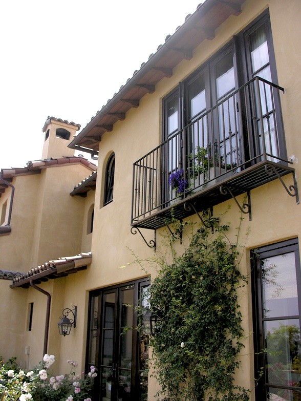 Cette photo montre un balcon chic de taille moyenne avec des plantes en pot et une extension de toiture.