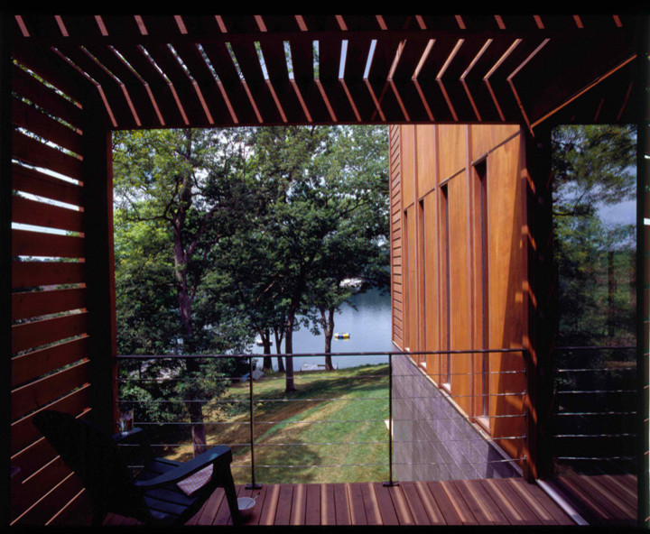 Foto di un piccolo privacy sul balcone minimalista con una pergola e parapetto in metallo