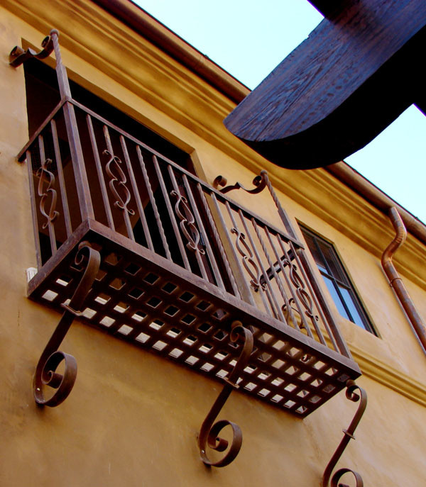 На фото: маленький балкон и лоджия в классическом стиле с металлическими перилами без защиты от солнца для на участке и в саду