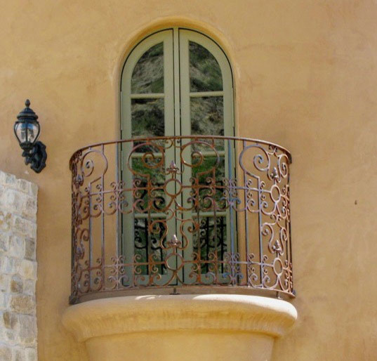 Cette image montre un balcon traditionnel de taille moyenne avec aucune couverture et un garde-corps en métal.