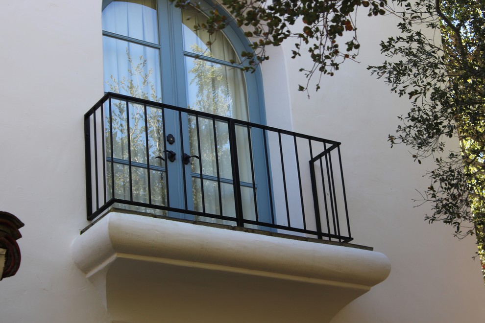 На фото: маленькая лестница в классическом стиле для на участке и в саду