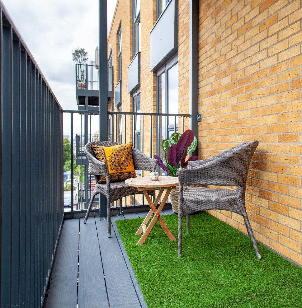 Example of a mid-sized minimalist apartment and metal railing balcony design in London with no cover