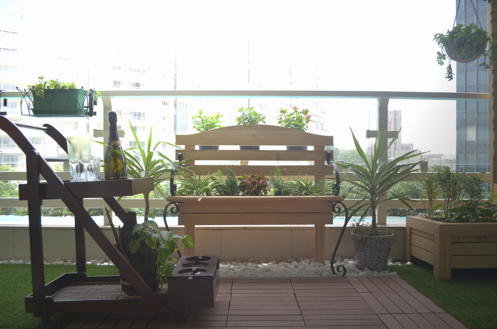 Стильный дизайн: балкон и лоджия среднего размера в современном стиле с растениями в контейнерах и навесом - последний тренд