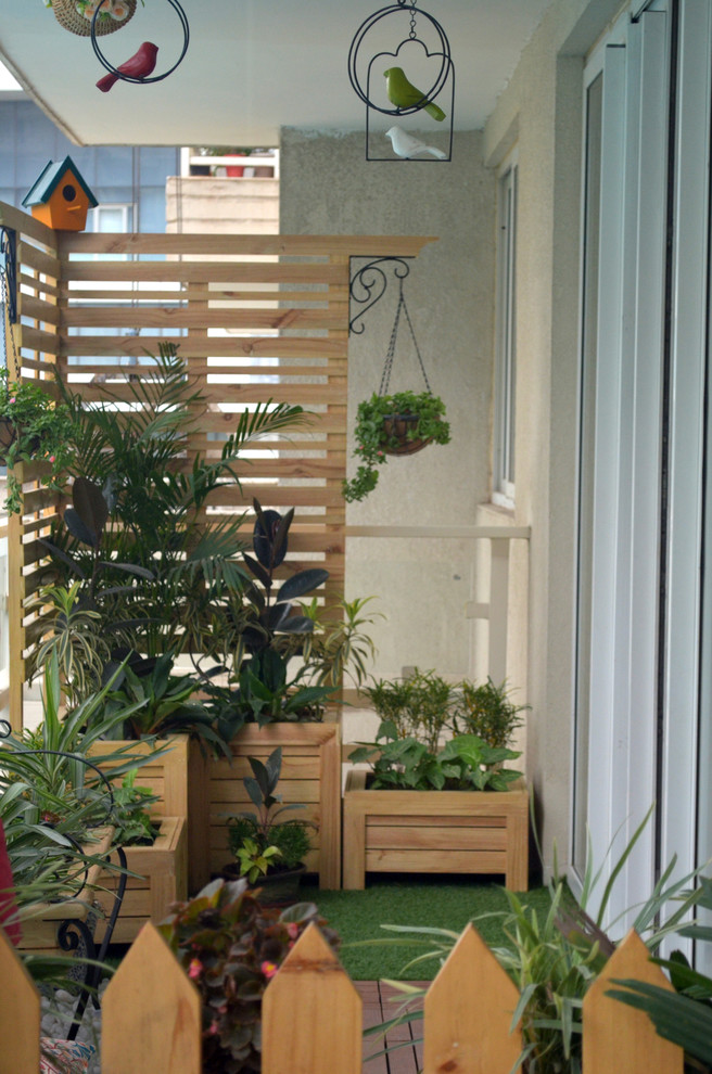 Свежая идея для дизайна: балкон и лоджия среднего размера в современном стиле с растениями в контейнерах и навесом - отличное фото интерьера