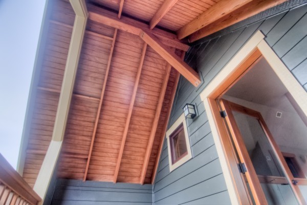 Mittelgroßer, Überdachter Klassischer Balkon mit Holzgeländer in Seattle