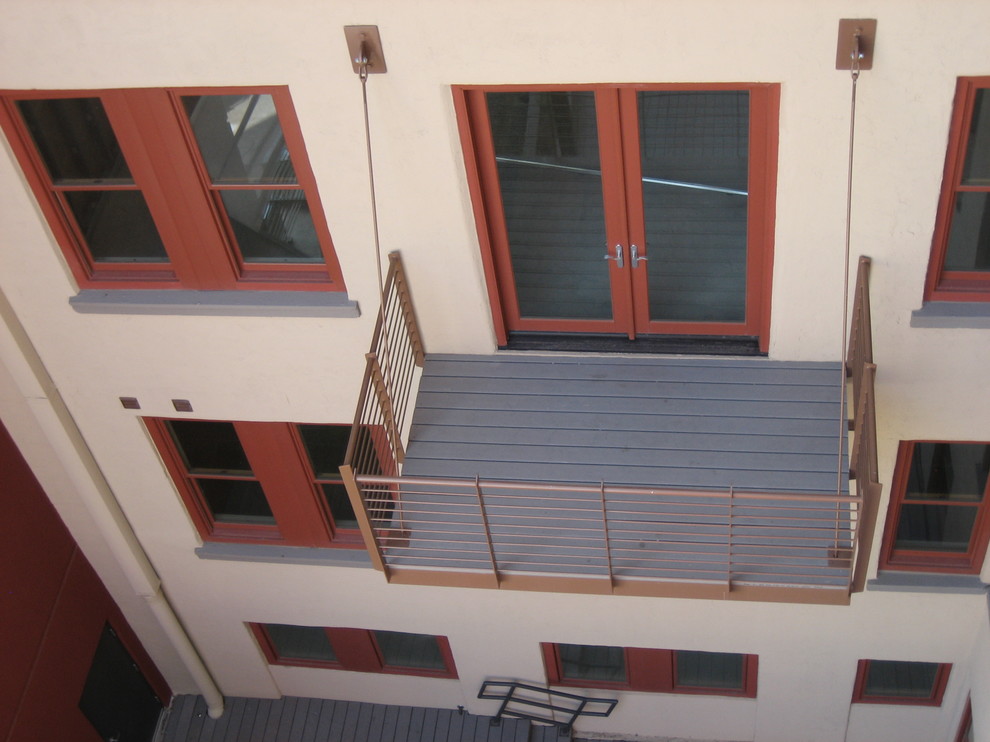 Cette photo montre un balcon moderne avec aucune couverture et un garde-corps en métal.