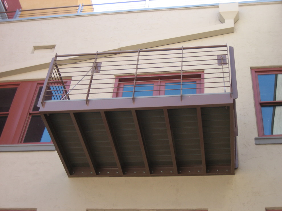 Bild på en funkis balkong, med räcke i metall