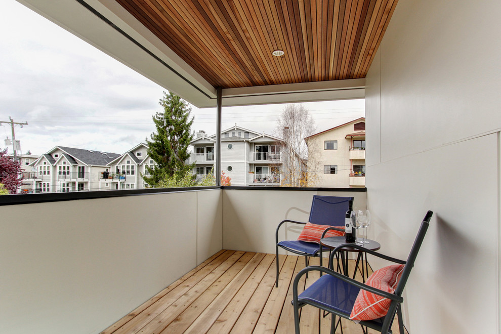 Inspiration pour un petit balcon minimaliste avec une extension de toiture.