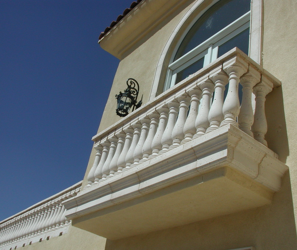На фото: маленький балкон и лоджия в средиземноморском стиле без защиты от солнца для на участке и в саду