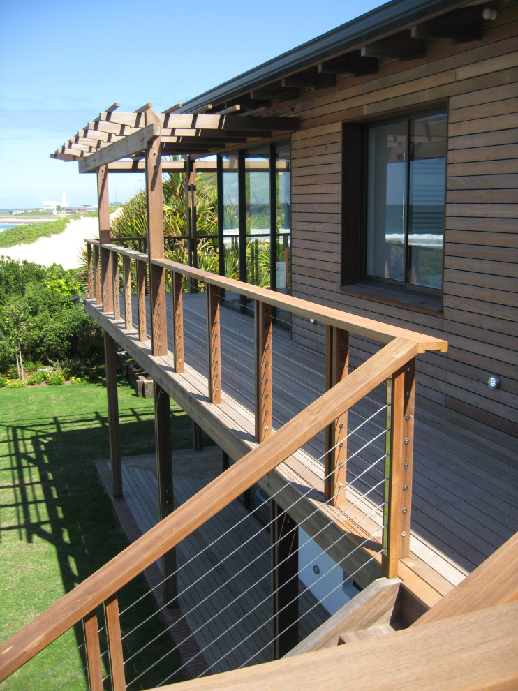 Idéer för stora funkis balkonger insynsskydd, med takförlängning och räcke i trä
