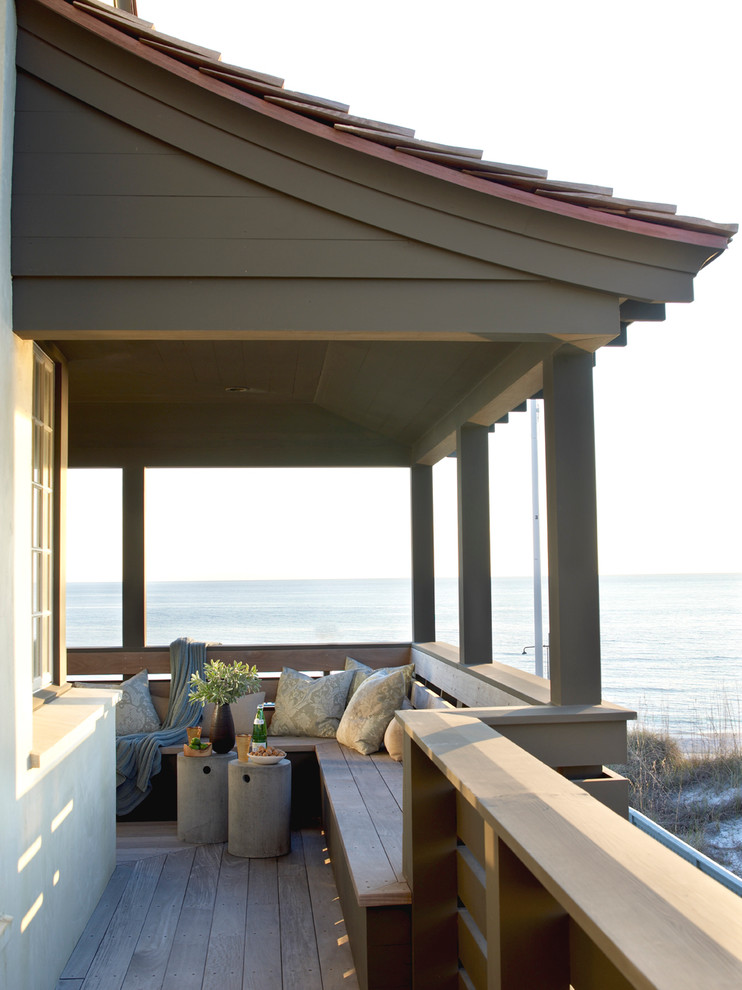 Cette photo montre un balcon bord de mer avec une extension de toiture.