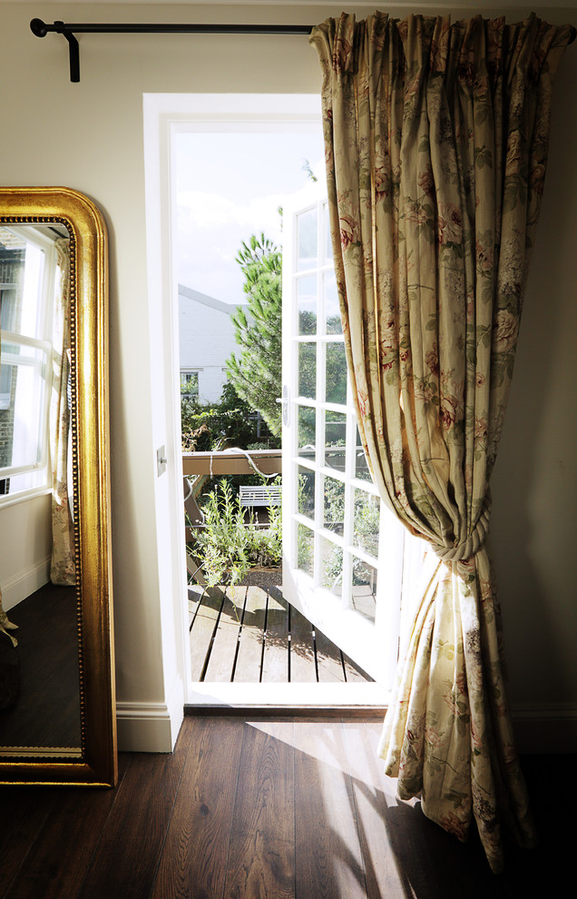 На фото: балкон и лоджия в классическом стиле с